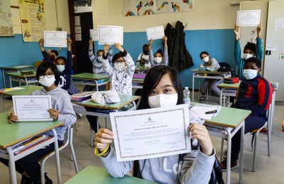 Bam,bino=Cittadino, Bimbi mostrano l'attestato di cittadinanza onoraria