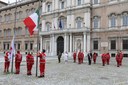 La cerimonia dell'alzabandiera per la Croce Rossa