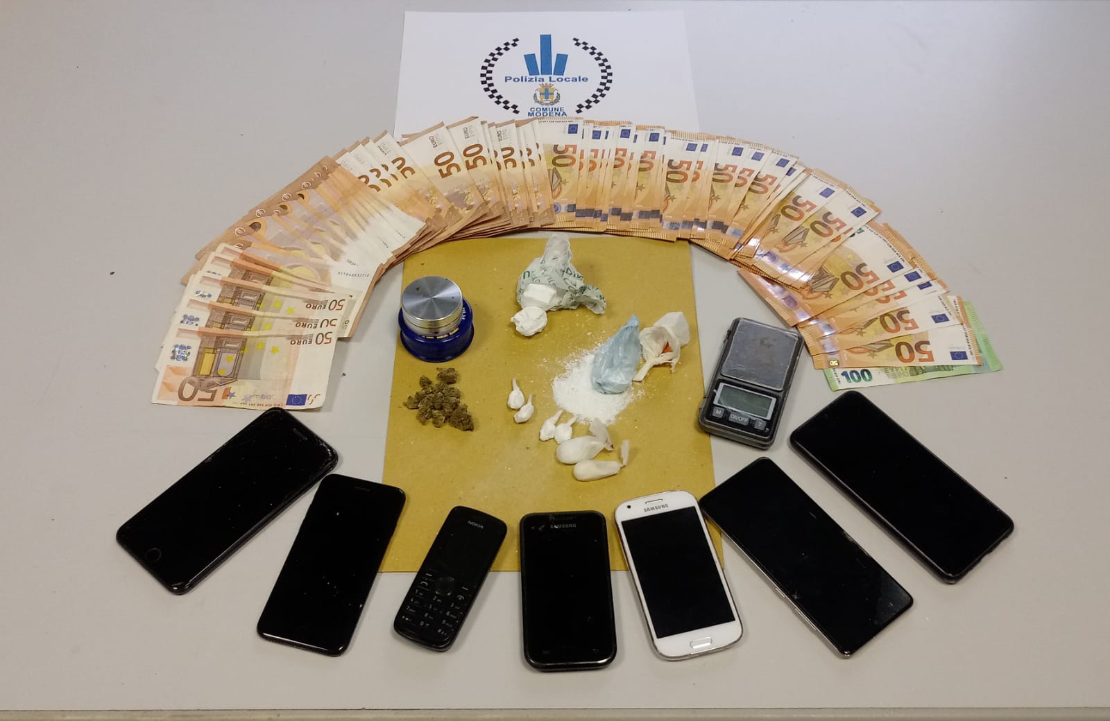 Droga, contanti e telefoni sequestrati dalla Polizia locale
