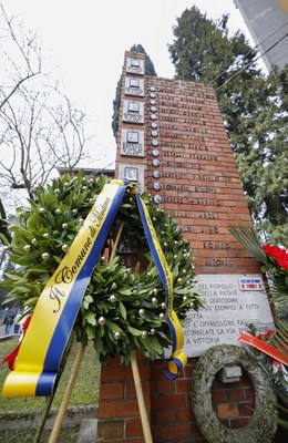 Il cippo che ricorda la strage