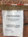 Uno dei cartelli affissi in viale Vittorio Veneto