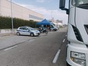 Un momento dei controlli della Polizia locale sui mezzi pesanti