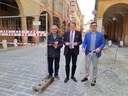 Il sindaco Muzzarelli, l'assessore Bosi e il direttore lavori Lugli aprono il primo tratto ripavimentato in corso Canalchiaromomento della riapertura del primo tratto di corso Canalchiaro riqualificato