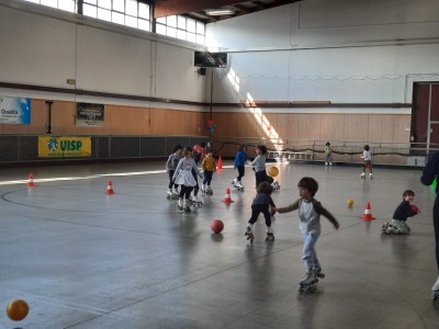 L'attività di pattinaggio con i bimbi delle scuole d'infanzia