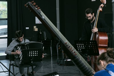 L'ensemble impegnata nella residenza artistica "Shadow sequences"