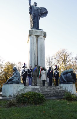 Omaggio al monumento ai Caduti