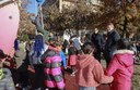 Il sindaco Muzzarelli e l'assessore Bosi con i bimbi della scuola Cittadella al parchetto