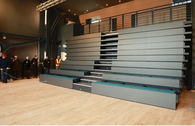 La tribuna apribile elettricamente nella sala del teatro