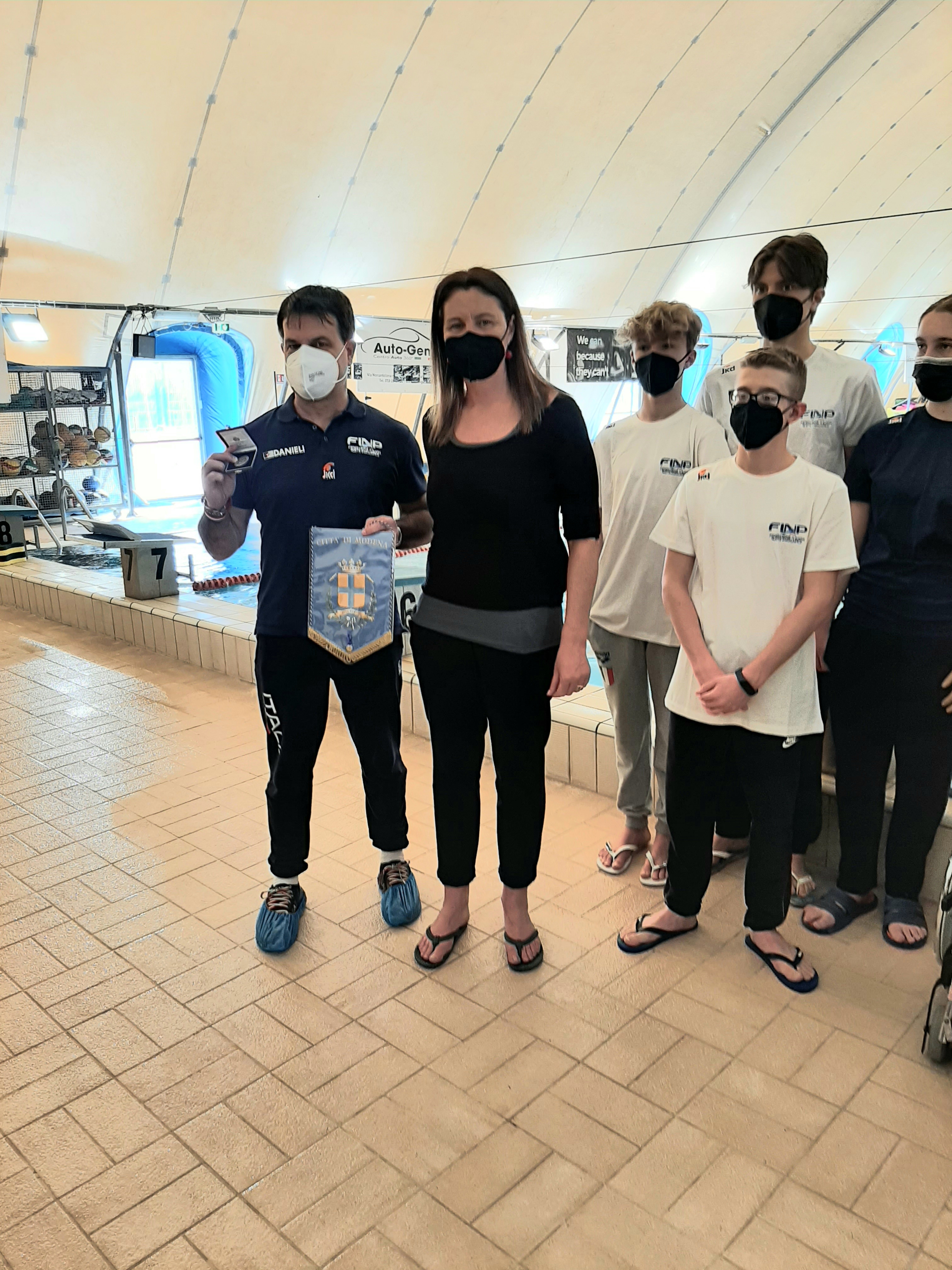 L'assessora allo Sport Grazia Baracchi consegna a Riccardo Vernole, dt della Nazionale paralimpica di nuoto, il gagliardetto e il “grosso” in argento della città di Modena
