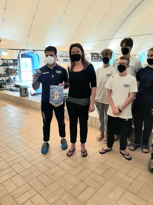 L'assessora allo Sport Grazia Baracchi consegna a Riccardo Vernole, dt della Nazionale paralimpica di nuoto, il gagliardetto e il “grosso” in argento della città di Modena