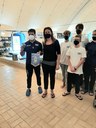 L'assessora allo Sport Grazia Baracchi consegna a Riccardo Vernole, dt della Nazionale paralimpica di nuoto, il gagliardetto e il “grosso” in argento della città di Modena