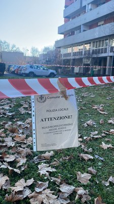 Il volantino affisso nell'area di via Curie cordellata dalla Polizia locale di Modena