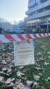 Il volantino affisso nell'area di via Curie cordellata dalla Polizia locale di Modena
