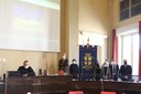 La lettura della comunicazione da parte del presidente del Consiglio comunale Fabio Poggi, alle sue spalle i capigruppo consiliari