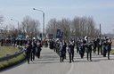 Un momento dell'iniziativa, con la banda, le autorità e i cittadini 