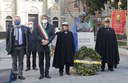 Da sinistra, il capo della Rappresentanza a Milano della Commissione europea Massimo Gaudina, il sindaco Gian Carlo Muzzarelli e il presidente dell’associazione Mazziniana modenese Arrigo Guiglia con due agenti durante la celebrazione