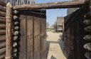 Il portale ligneo dell’ingresso monumentale al parco 