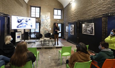 La delegazione di studenti europei in Galleria Europa