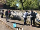 Alle Carducci, alunni al lavoro per ripulire il muro della scuola e dipingere il "Murales delle Emozioni"