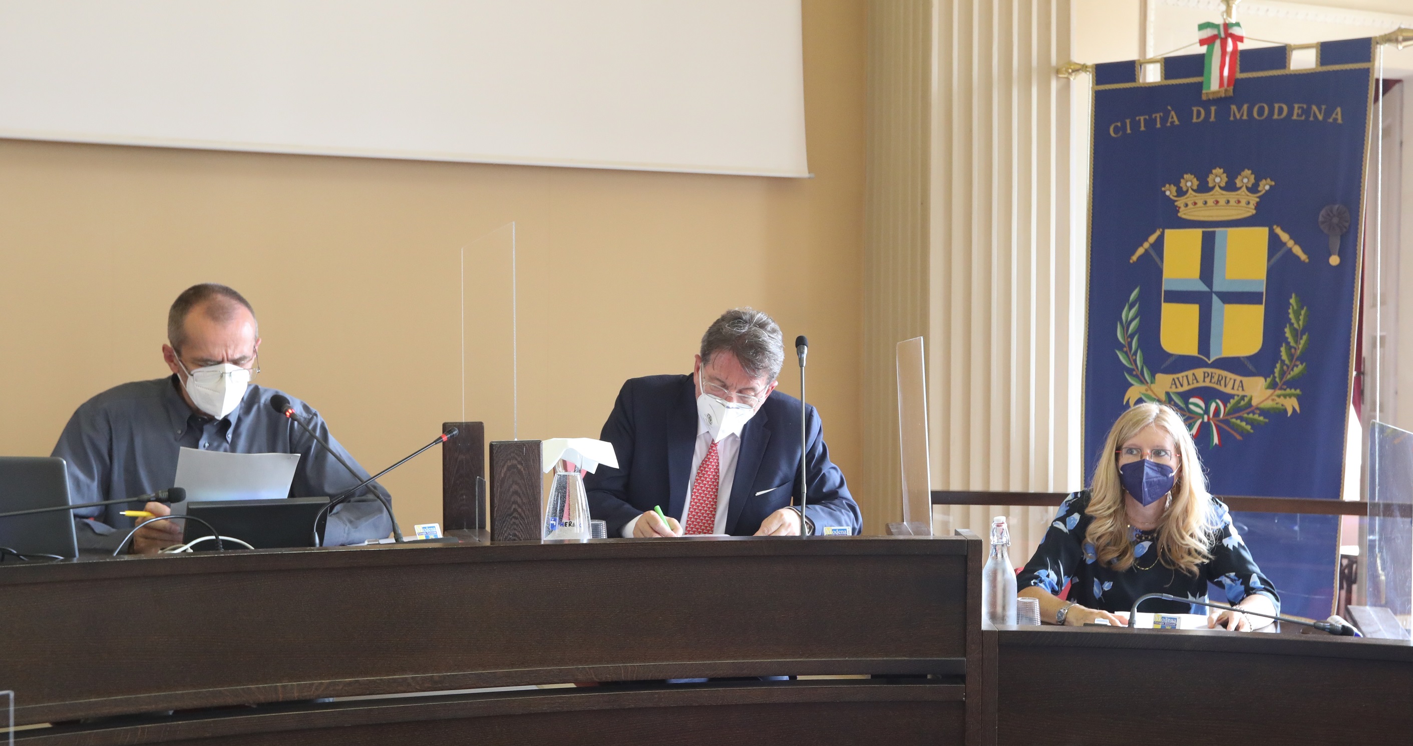 Un momento della relazione del difensore civico, avvocata Roli, con il presidente Poggi e il sindaco Muzzarelli