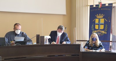 Un momento della relazione del difensore civico, avvocata Roli, con il presidente Poggi e il sindaco Muzzarelli