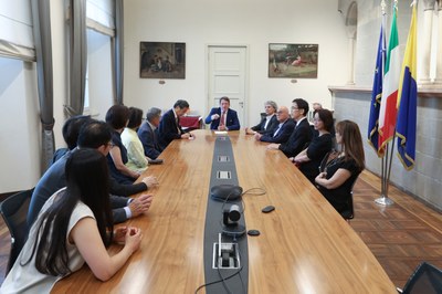 Un momento dell'incontro con il console giapponese