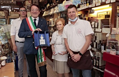 Il sindaco Muzzarelli, con l'assessore Bosi, consegna la Bonissima ai titolare dell'Antica Pasticceria San Biagio