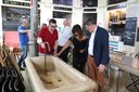 Il sindaco Muzzarelli e l'assessore Bosi insieme alla restauratrice Silvia Tedone di Artemusa che realizzerà l'intervento all'Albinelli, a tecnici comunali ed esercenti