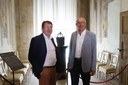 Il sindaco Gian Carlo Muzzarelli ed Edward Skorek davanti alla "Secchia rapita", nel "Camerino dei Confirmati" in Municipio