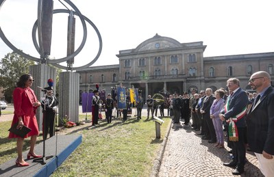 cerimonia commemorativa dell'11 settembre con la console Usa