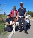 La cagnolina Neve, recuperata dalla Polizia locale di Modena, assieme alla proprietaria