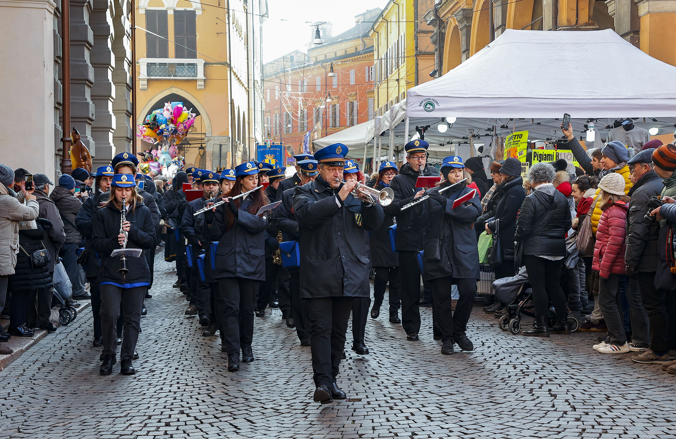 Il corteo con la banda cittadina in via Emilia