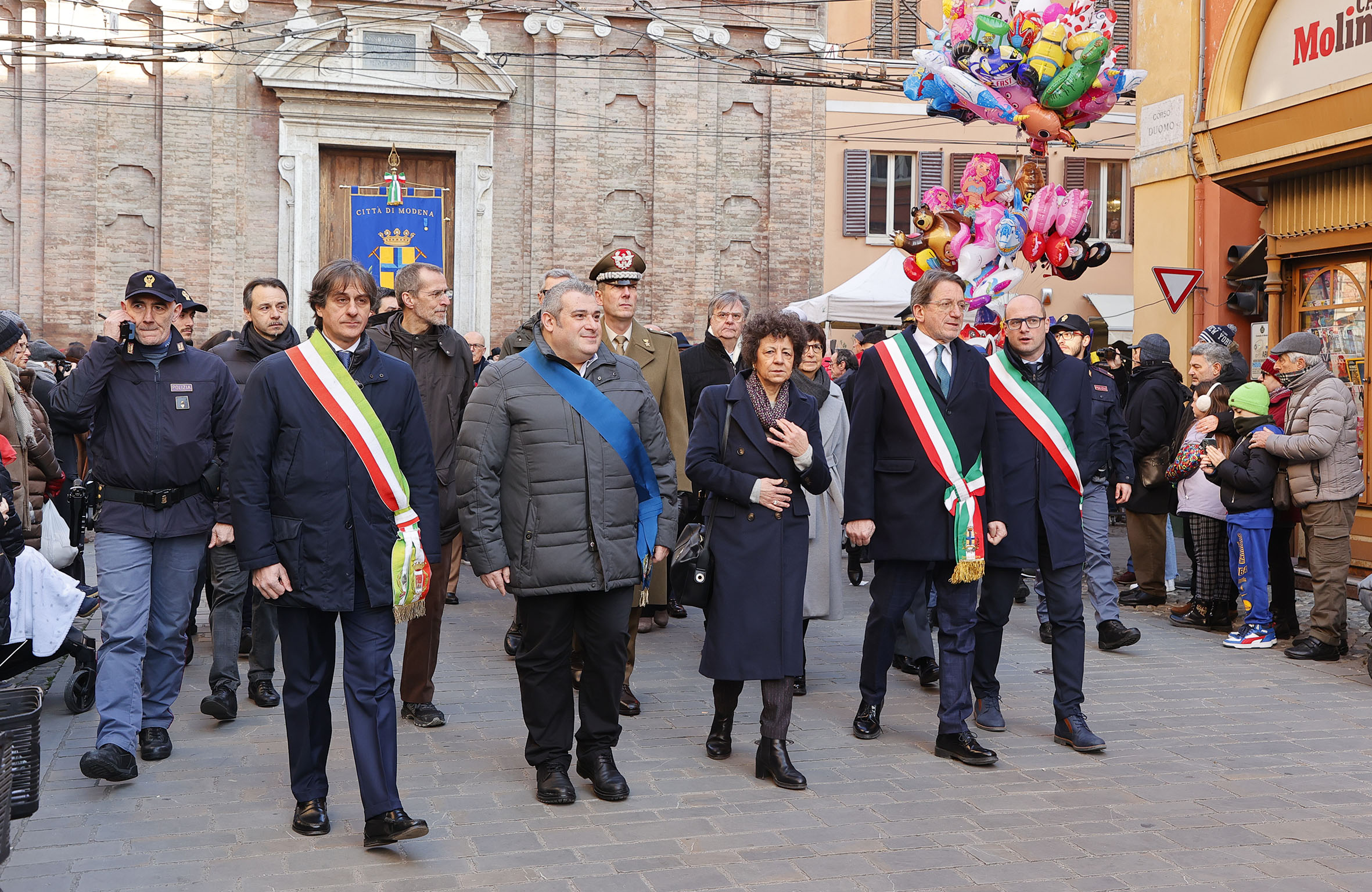 Il corteo con le autorità in corso Duomo