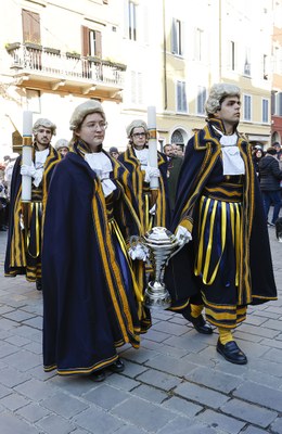 Il corteo storico con i doni dei ceri votivi e dell'olio