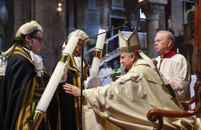 Il dono dei ceri votivi al vescovo