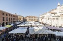 Piazza Grande con la fiera