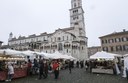 La fiera in piazza Grande con lil nuovo allestimento che distanzia maggioramente gli espositori