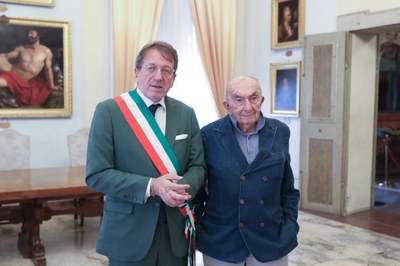 Il sindaco Muzzarelli con Beppe Zagaglia