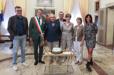 Torta di compleanno per Beppe Zagaglia con il sindaco Muzzarelli, il vicesindaco Cavazza e l'assessore Bortolamasi