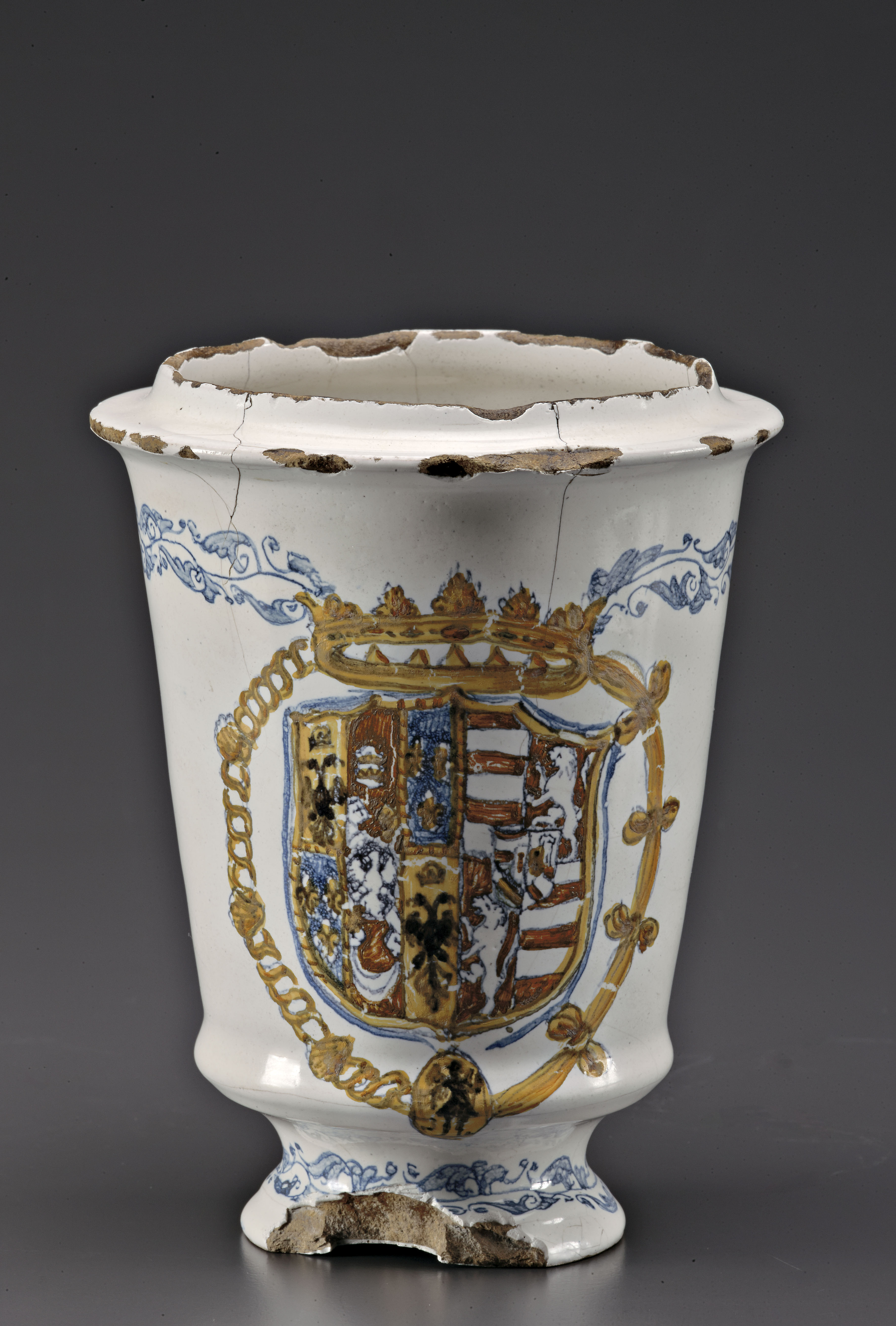 Bottega di Virgiliotto Calamelli, Vasetto della credenza nuziale di Alfonso II d'Este e Barbara d'Austria, 1565, maiolica
