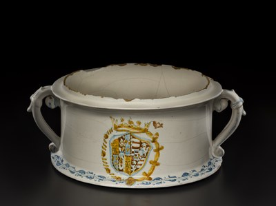 Bottega di Virgiliotto Calamelli, Zuppiera con stemma d'Este Ungheria, 1565, maiolica