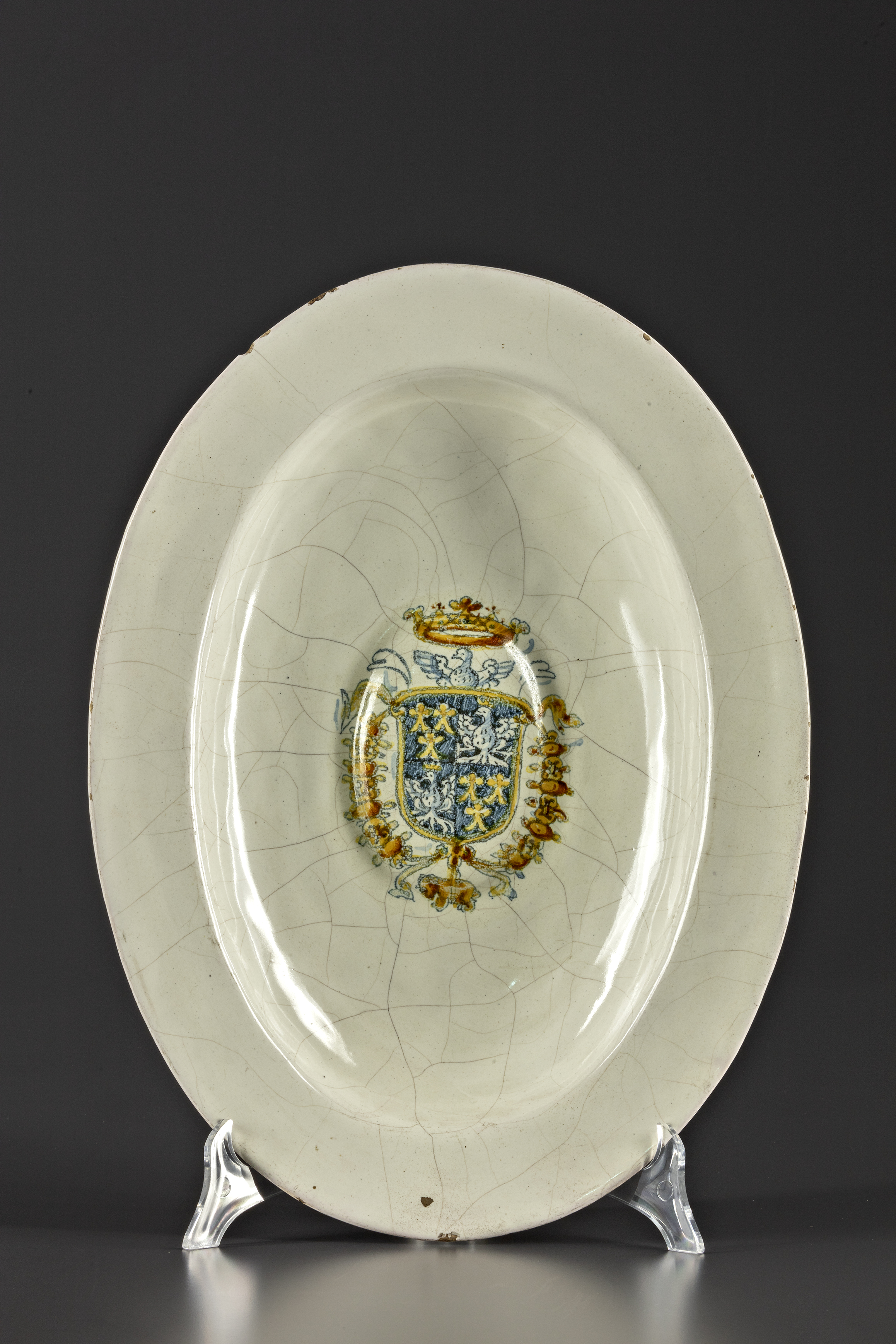 Manifattura faentina, Vassoio con stemma, 1560 ca., maiolica