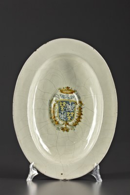 Manifattura faentina, Vassoio con stemma, 1560 ca., maiolica