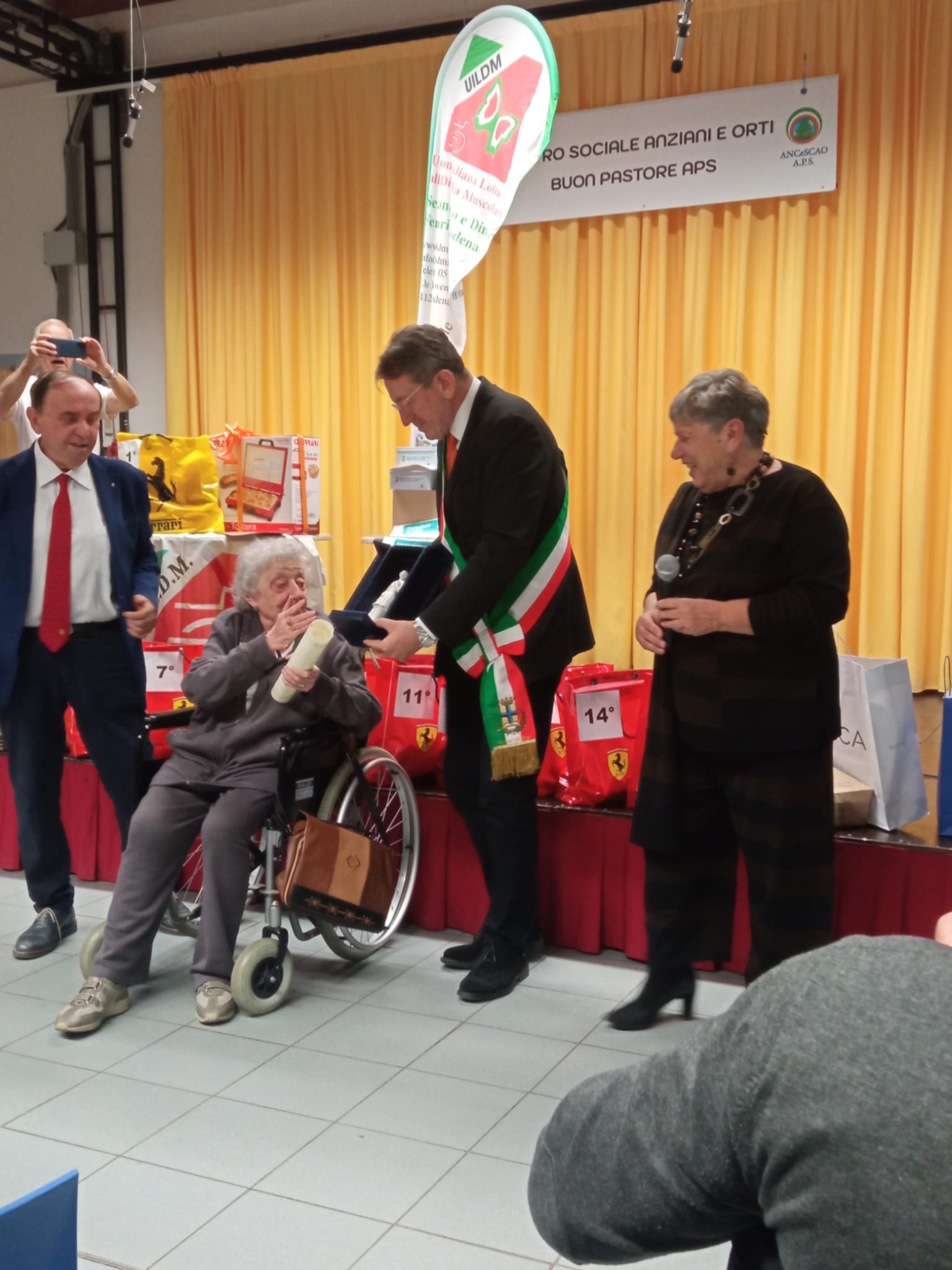 Il sindaco consegna la Bonissima a Maria Lugli