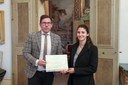 L'assessore Andrea Bosi premia la studentessa di Giurisprudenza Sara Ceccarelli