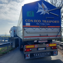 L'autoarticolato incastrato sul ponte sul Tiepido in strada Gherbella