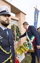 Il sindaco Muzzarelli di fronte al monumento di Navicello