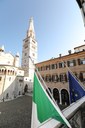 Bandiere a mezz'asta sul Palazzo comunale