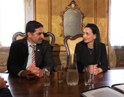 Un momento della conversazione tra l'assessora e il viceambasciatore Un momento della conversazione tra l'assessora e il viceambasciatore