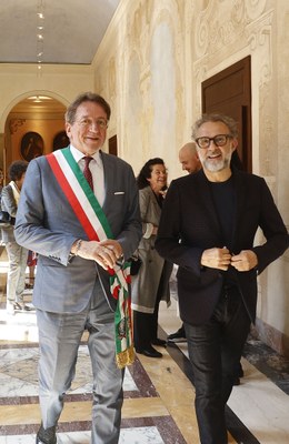 Il sindaco Gian Carlo Muzzarelli con Massimo Bottura